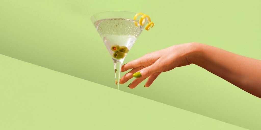 Coppa da Martini con oliva e scorza di limone su fondo verde