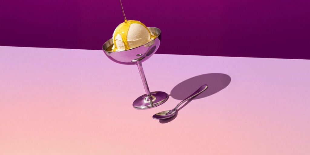 Filo di olio extravergine di oliva versato su una coppa di gelato