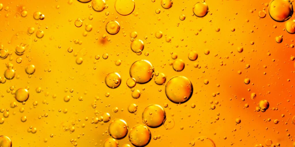 Macro di bolle in olio extravergine di oliva dorato